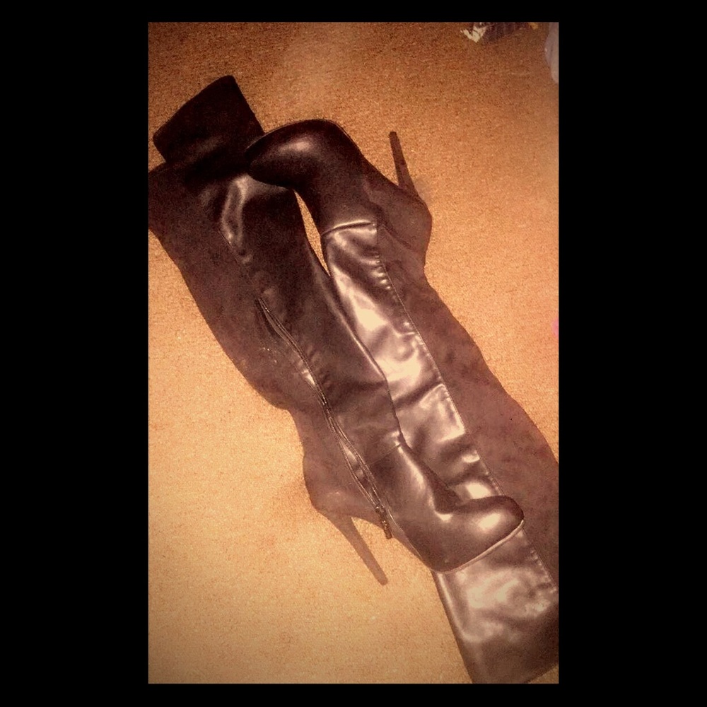 Black leather suede knee boots 💅🏾